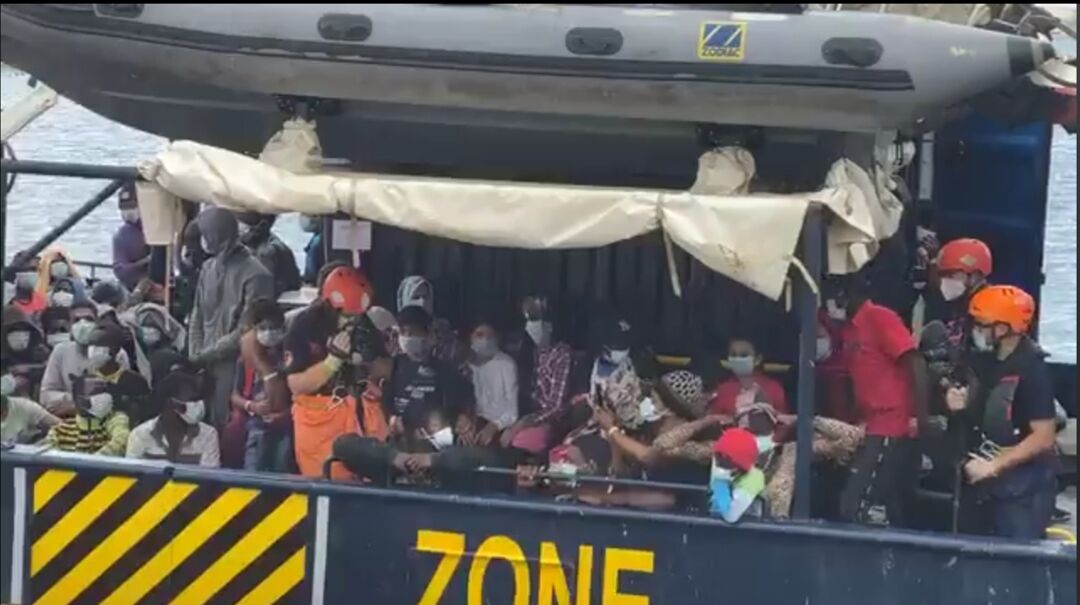 Olbia, guerra col Governo sulla Alan Kurdi: la Regione blocca i tamponi ai migranti