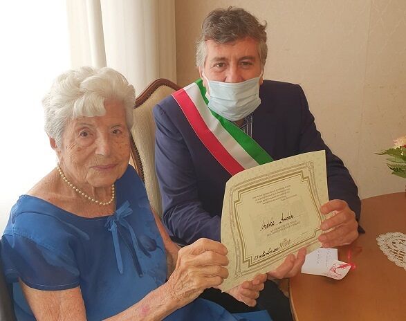 Auguri alla nonnina di Cagliari, Adele Anedda compie 105 anni