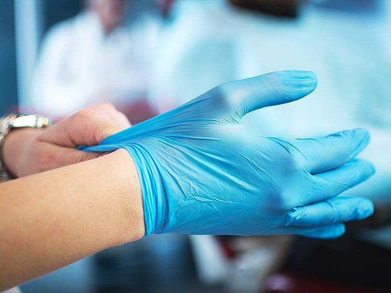 Cagliari, operatori sanitari in rivolta: “Stiamo lavorando senza guanti in piena emergenza Covid”