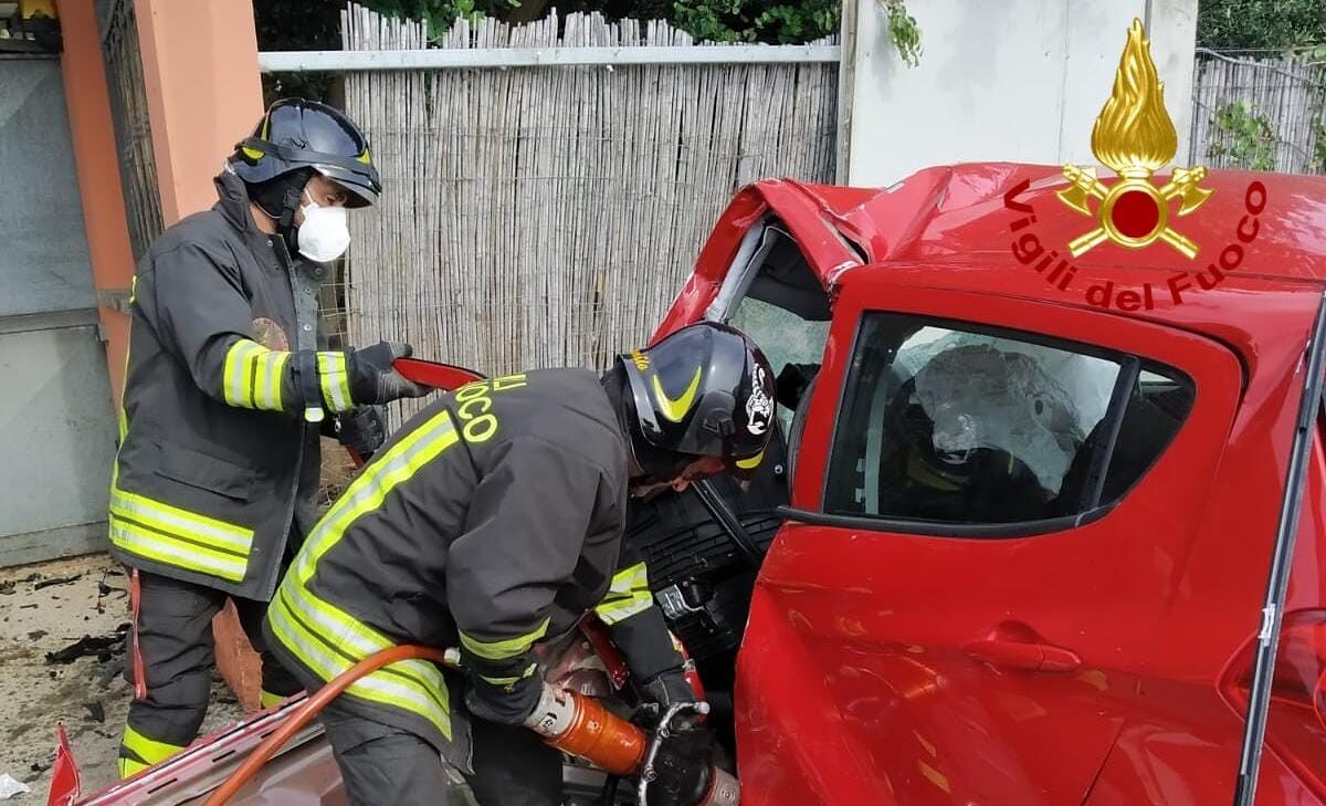 San Sperate, frontale auto-camion: muore una donna di 51 anni