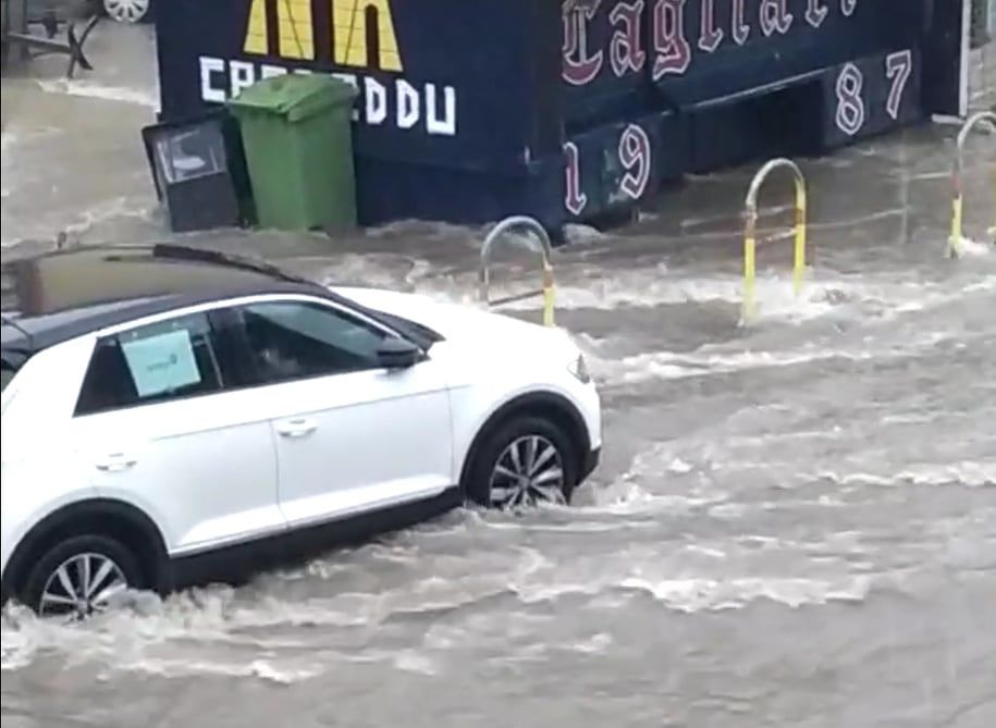 Pirri sommersa dall’acqua, maltempo furioso: tutte le strade nel caos