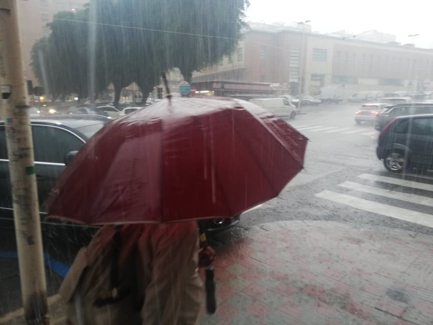 Strade come fiumi e maxi vento, tempesta di pioggia a Cagliari e nel sud Sardegna: allerta prolungata