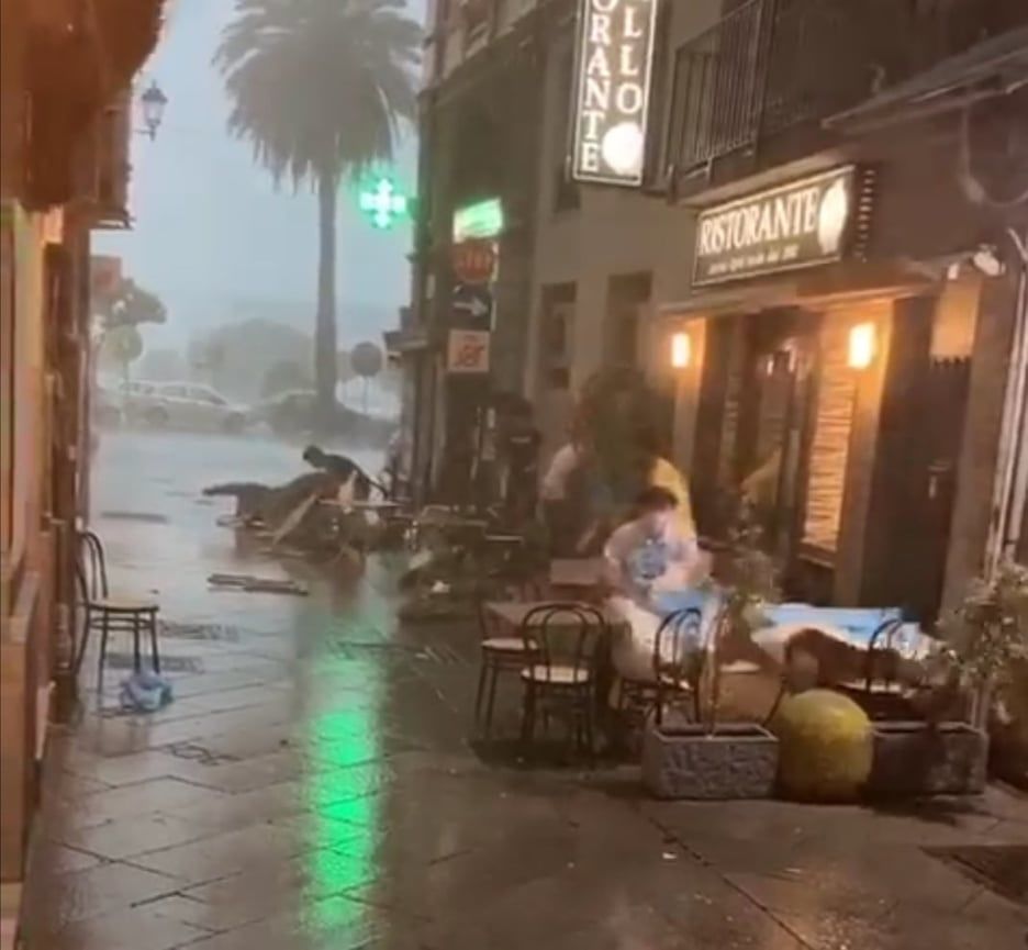 Maltempo devastante a Cagliari, caos alla Marina: “Stanno volando tutti i tavolini…”