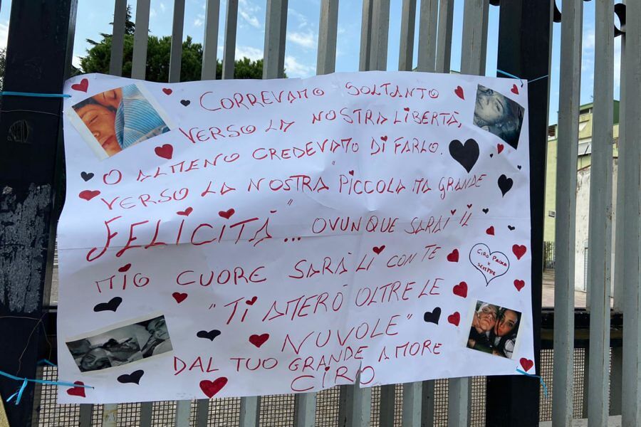 Funerali Maria Paola, lo striscione di Ciro fuori dalla chiesa:”Ti amerò oltre le nuvole”