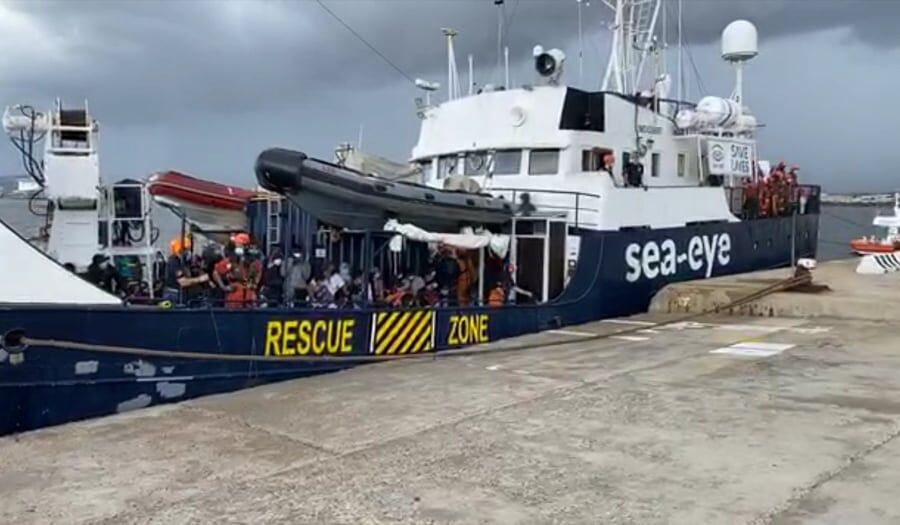 Olbia, arrivati i 125 migranti dell’Alan Kurdi: protesta della Lega al porto