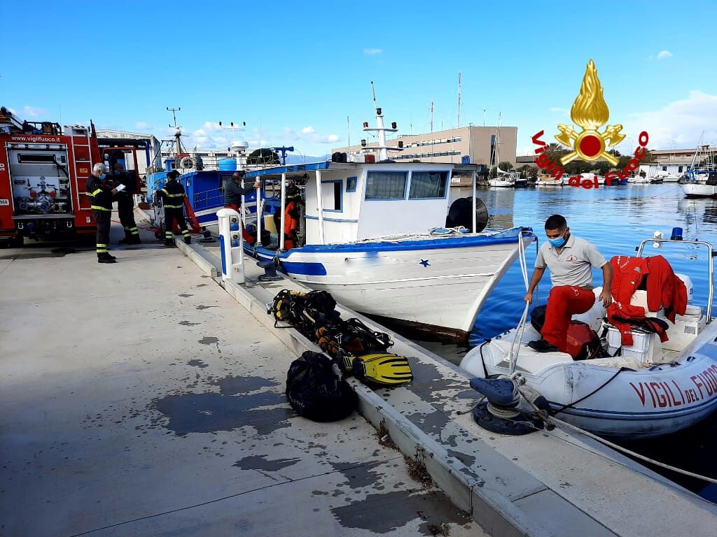 Cagliari, attimi di paura al molo pescatori: barca rischia di affondare
