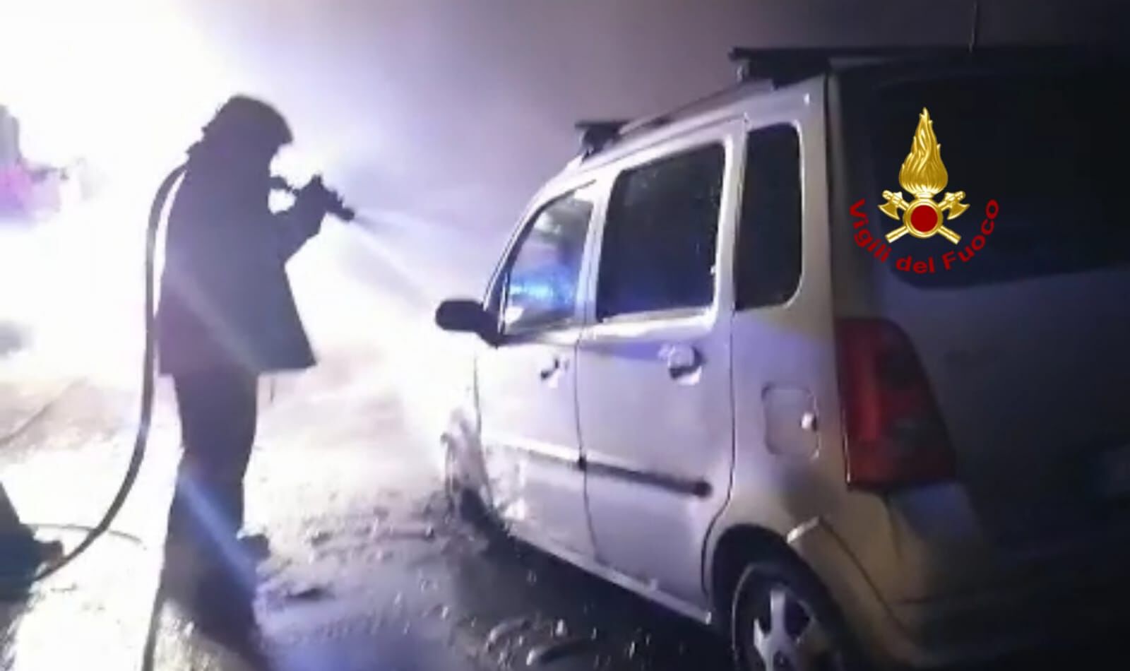 Auto in fiamme a Flumini di Quartu, intervengono i vigili del fuoco