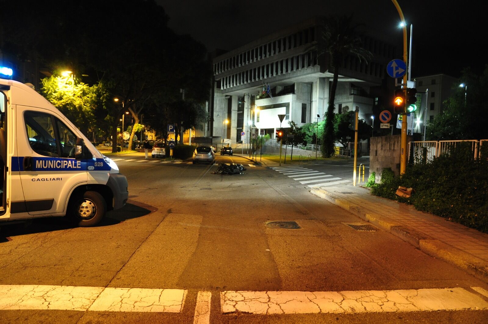 Cagliari, scontro tra un’auto e una moto in via Dante: centauro al pronto soccorso