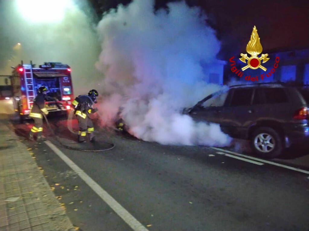 Cagliari, auto in fiamme in via Del Pozzetto: danneggiata anche una seconda vettura