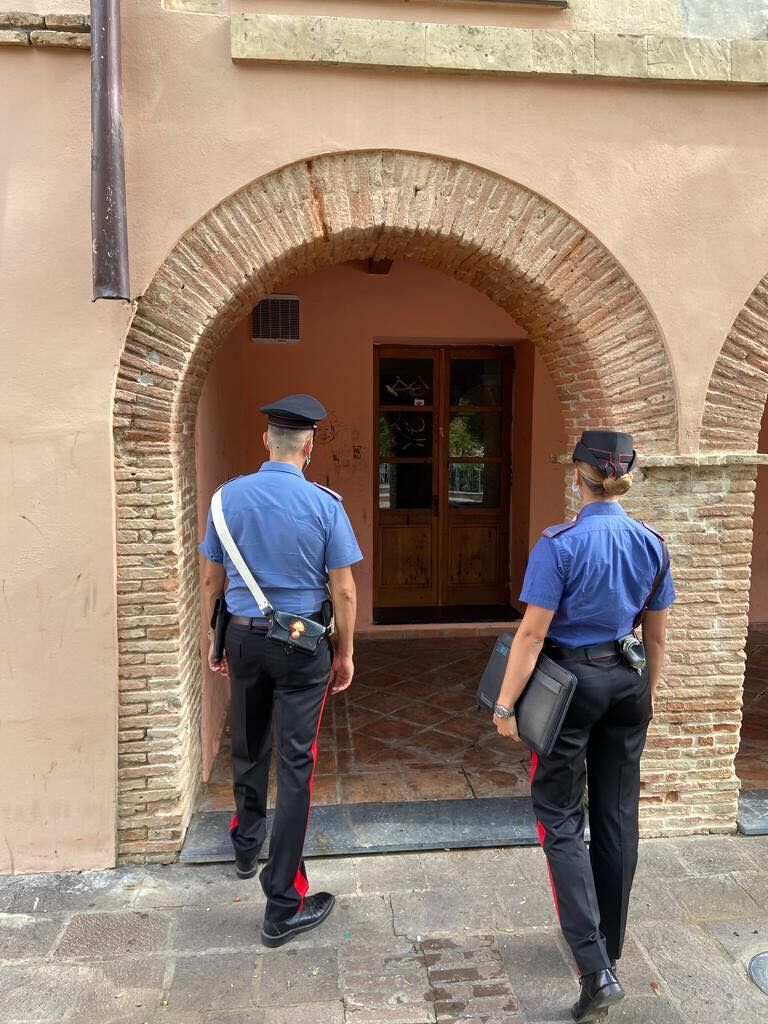 Trovato con hashish, i militari scoprono poi che è l’autore di vari imbrattamenti a Teulada