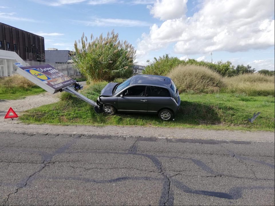 Cagliari, sbanda con l’auto e finisce in cunetta: 21enne all’ospedale