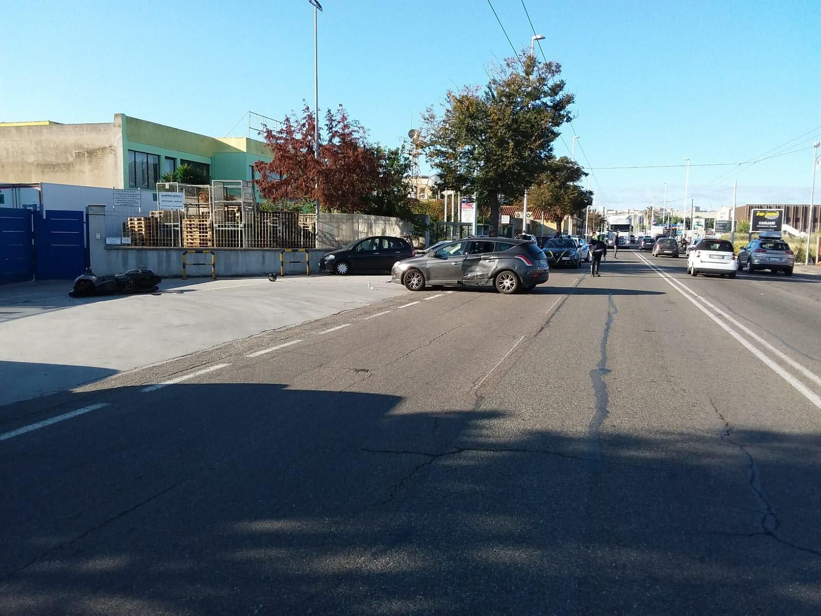 Cagliari, fa inversione di marcia e si scontra con una moto: centauro all’ospedale