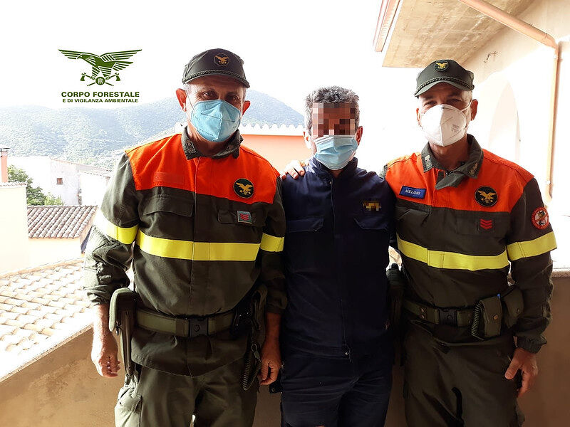 Pula, cercatore di funghi si perde tra la boscaglia: salvato dai forestali di Teulada