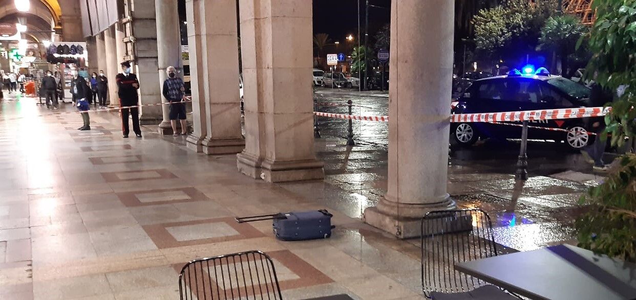 Cagliari, trolley sospetto abbandonato in via Roma: ma è un falso allarme