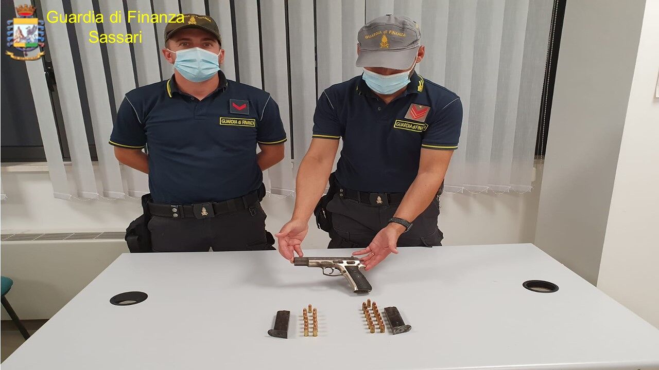 Olbia, sul treno con una pistola carica con matricola abrasa: albanese in manette