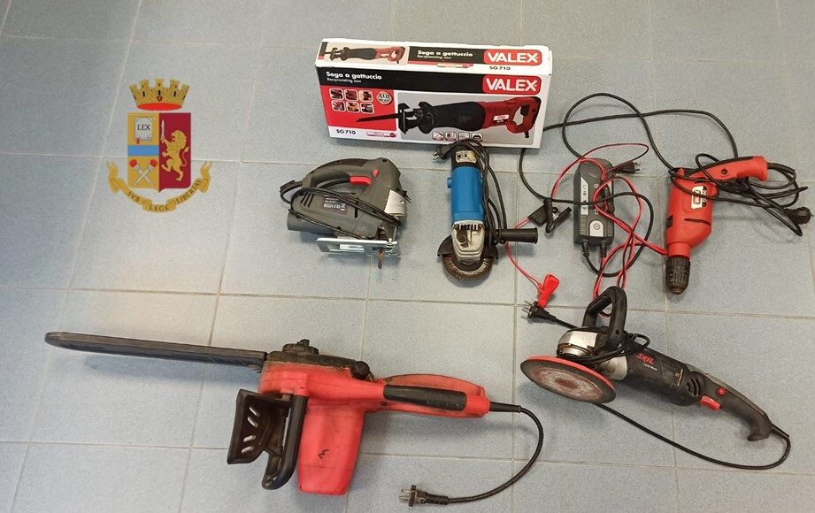 La polizia trova droga e una pistola modificata: 49enne arrestato a Carbonia