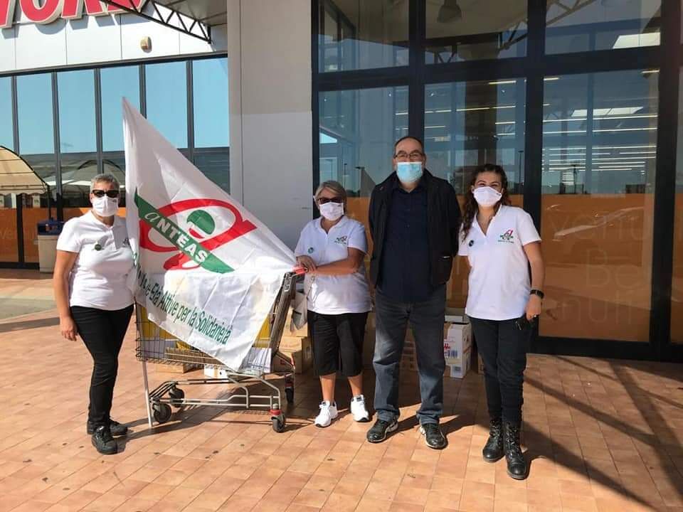 Quartu, 113 pacchi con beni di prima necessità e cancelleria per la scuola
