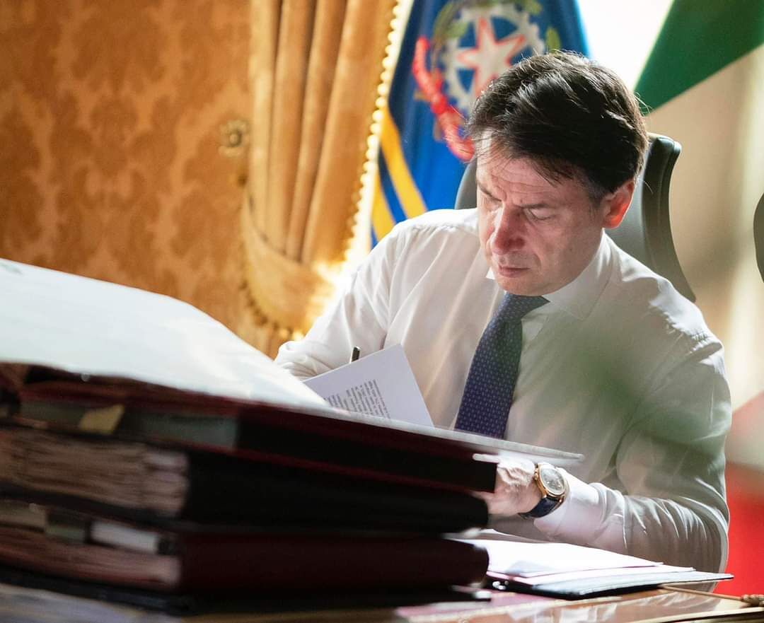 Conte firma il nuovo decreto: bar e ristoranti chiusi alle 24, stop a movida e feste