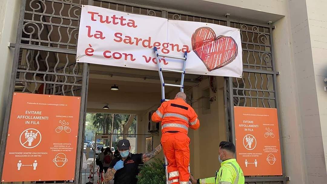 Cagliari, notte terribile per i soccorritori del 118: al Ss.Trinità si montano le tende