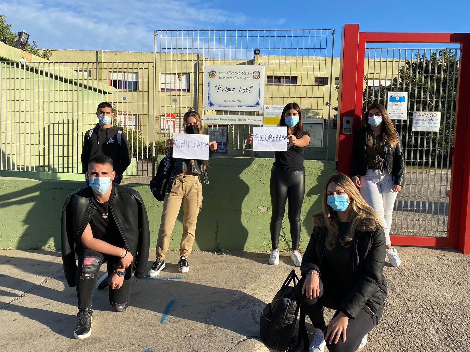 Studenti sardi in rivolta: “Bus affollati e niente banchi monoposto, vogliamo sicurezza”
