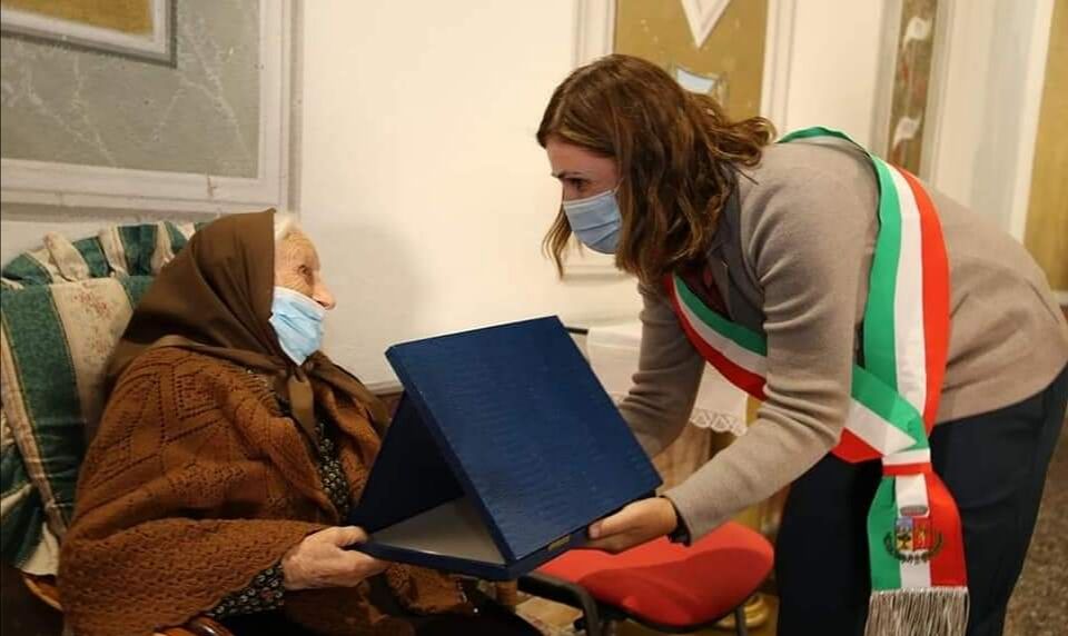 San Giovanni Suergiu in festa per tzia Antioca che ha spento 100 candeline: “Un’altra quercia nel nostro bosco”