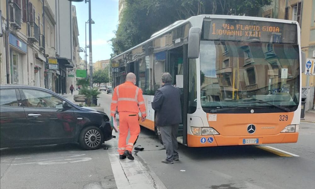 Cagliari, paura in centro: schianto auto-bus tra via Paoli e via Tola