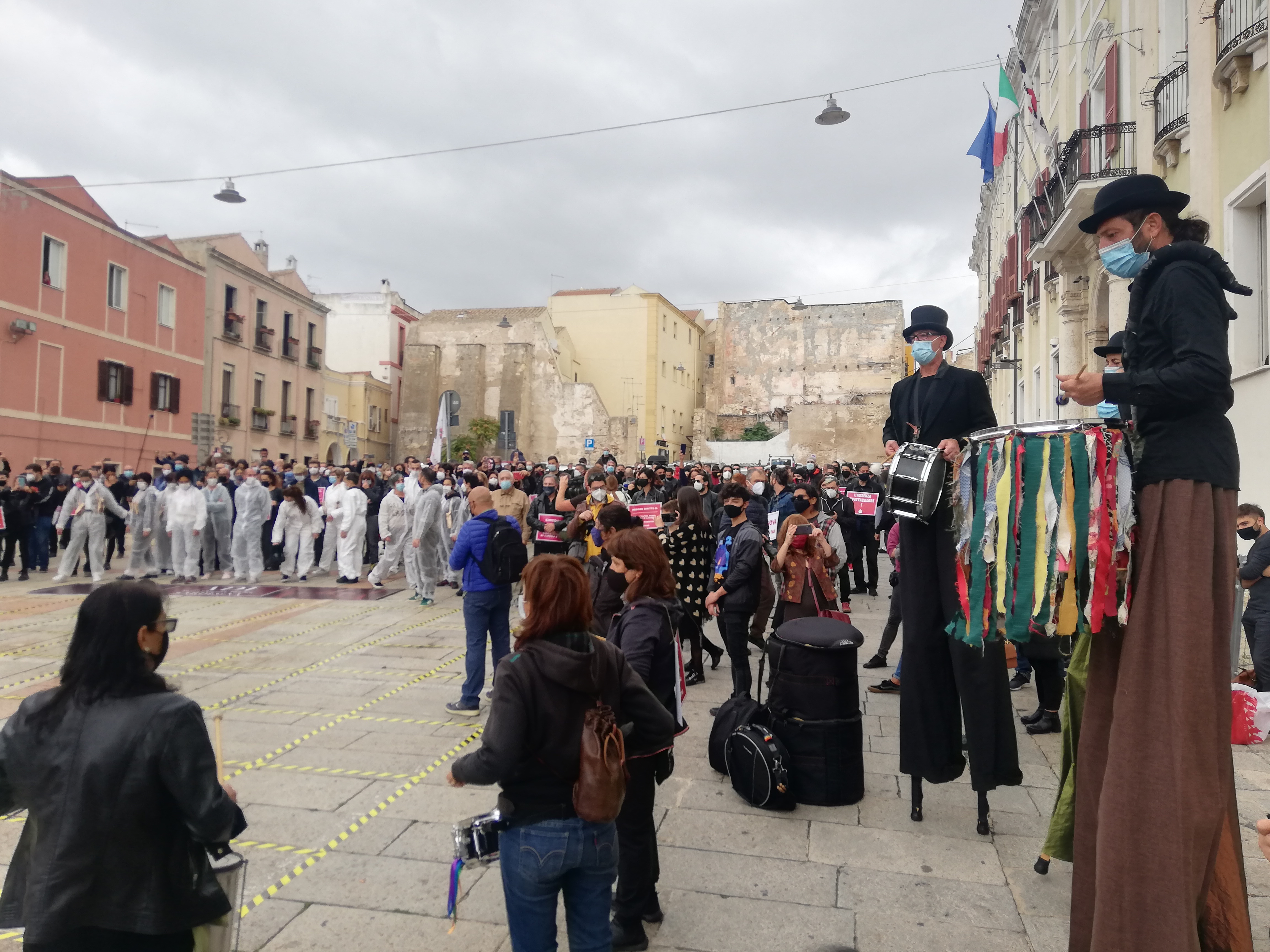 Cagliari, artisti e lavoratori dello spettacolo furiosi: “Senza aiuti e sussidi, siamo indispensabili”
