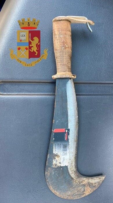 Cagliari, siede su una panchina in via Roma con una roncola: denunciato