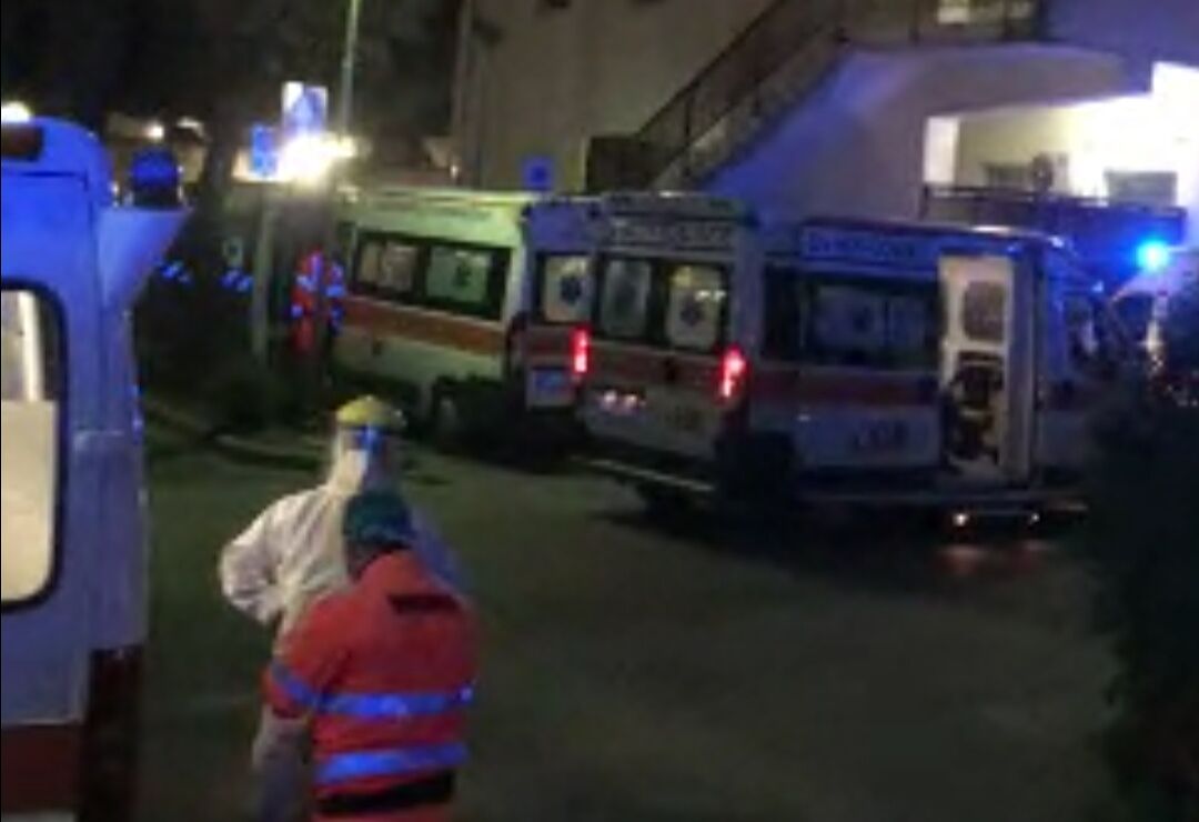 Cagliari, piazzale del Ss. Trinità “invaso” dalle ambulanze: tredici in fila