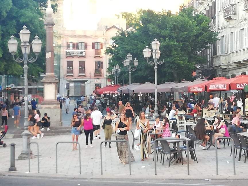 Stop alle maxi tavolate nei ristoranti, massimo 6 persone: bar senza tavolini chiusi alle 18