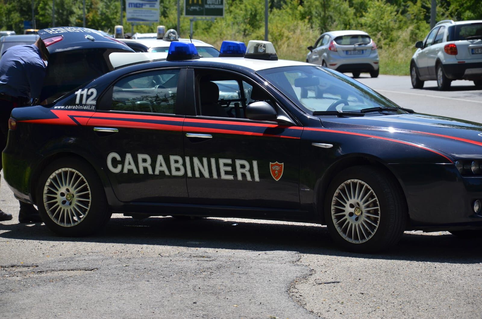 Si accomoda per un taglio di capelli, afferra un portafoglio e scappa: denunciato a Cagliari