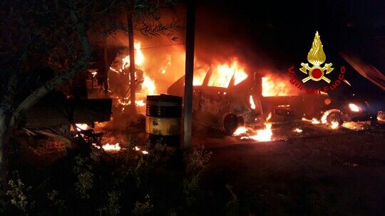 Casolare in fiamme lungo la Ss 292 nell’Oristanese, intervengono i vigili del fuoco