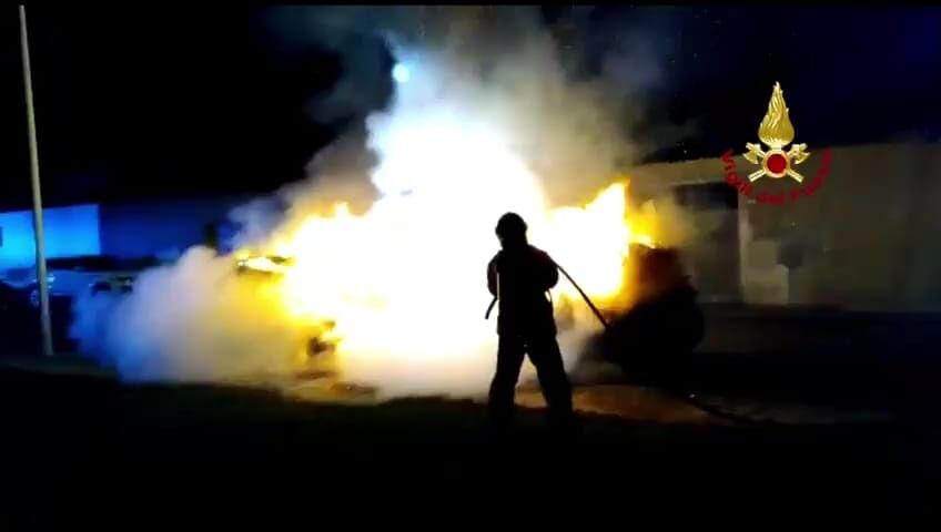 Pirri, due auto in fiamme in via Magenta: intervengono i vigili del fuoco