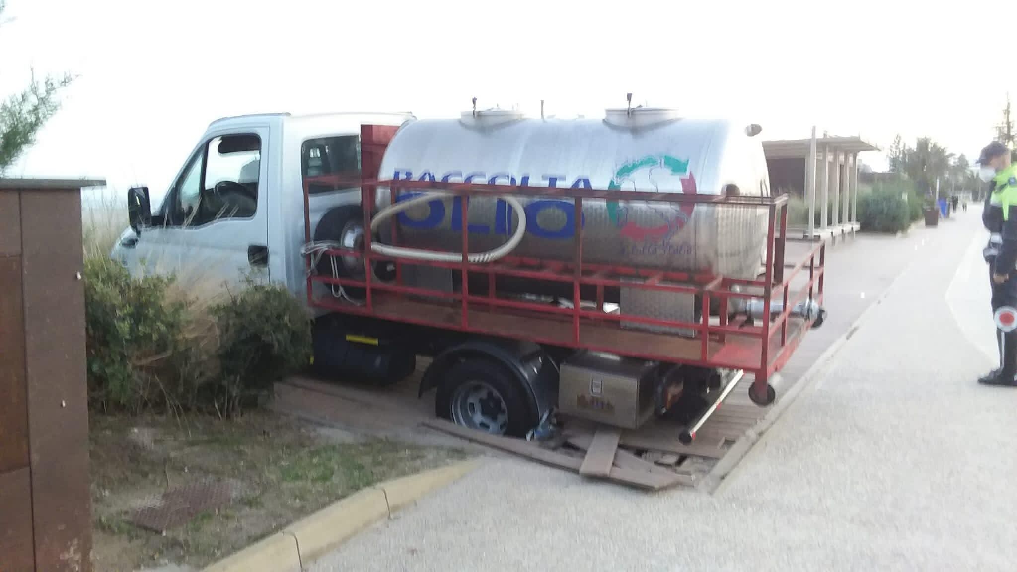 Parcheggia il camion sulla pedana in legno del Poetto, che ovviamente non regge e sprofonda