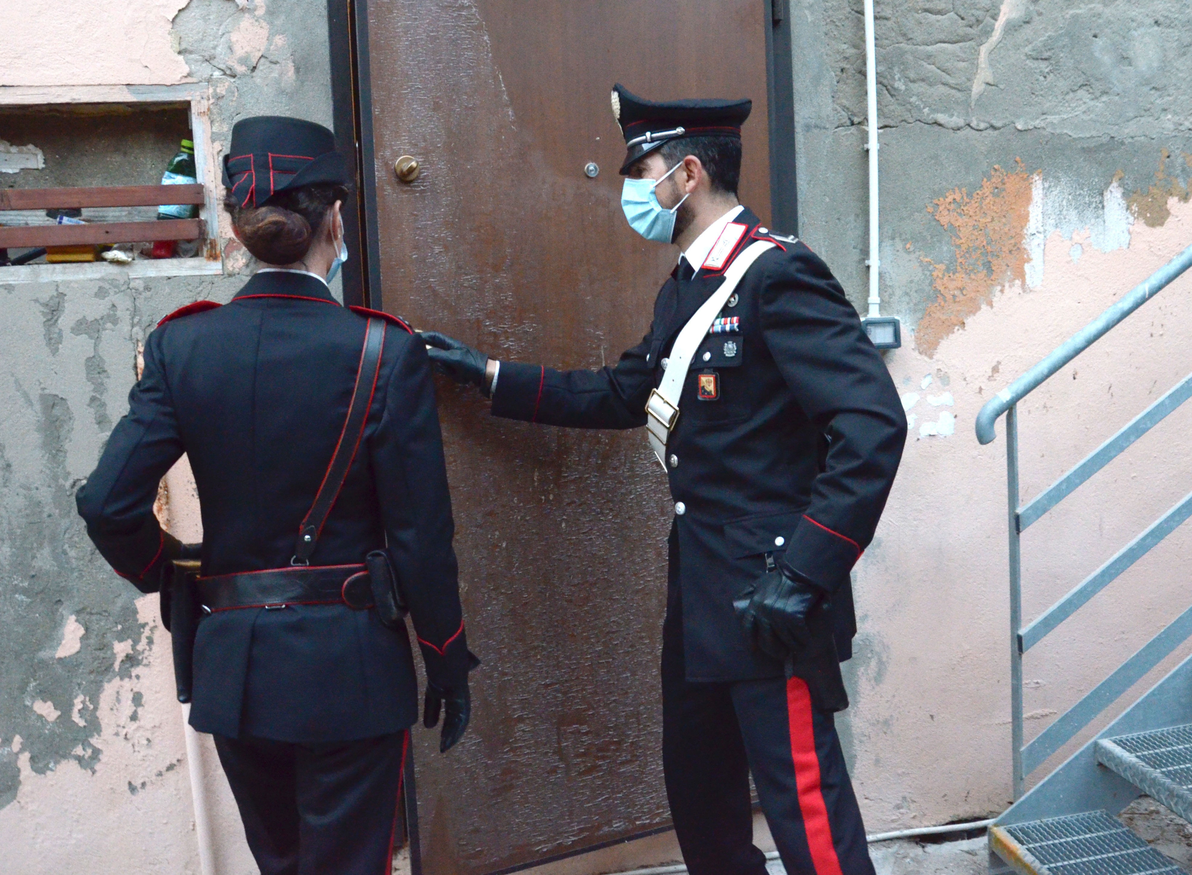 Capoterra, vede i militari e scappa: nascondeva hashish e marijuana