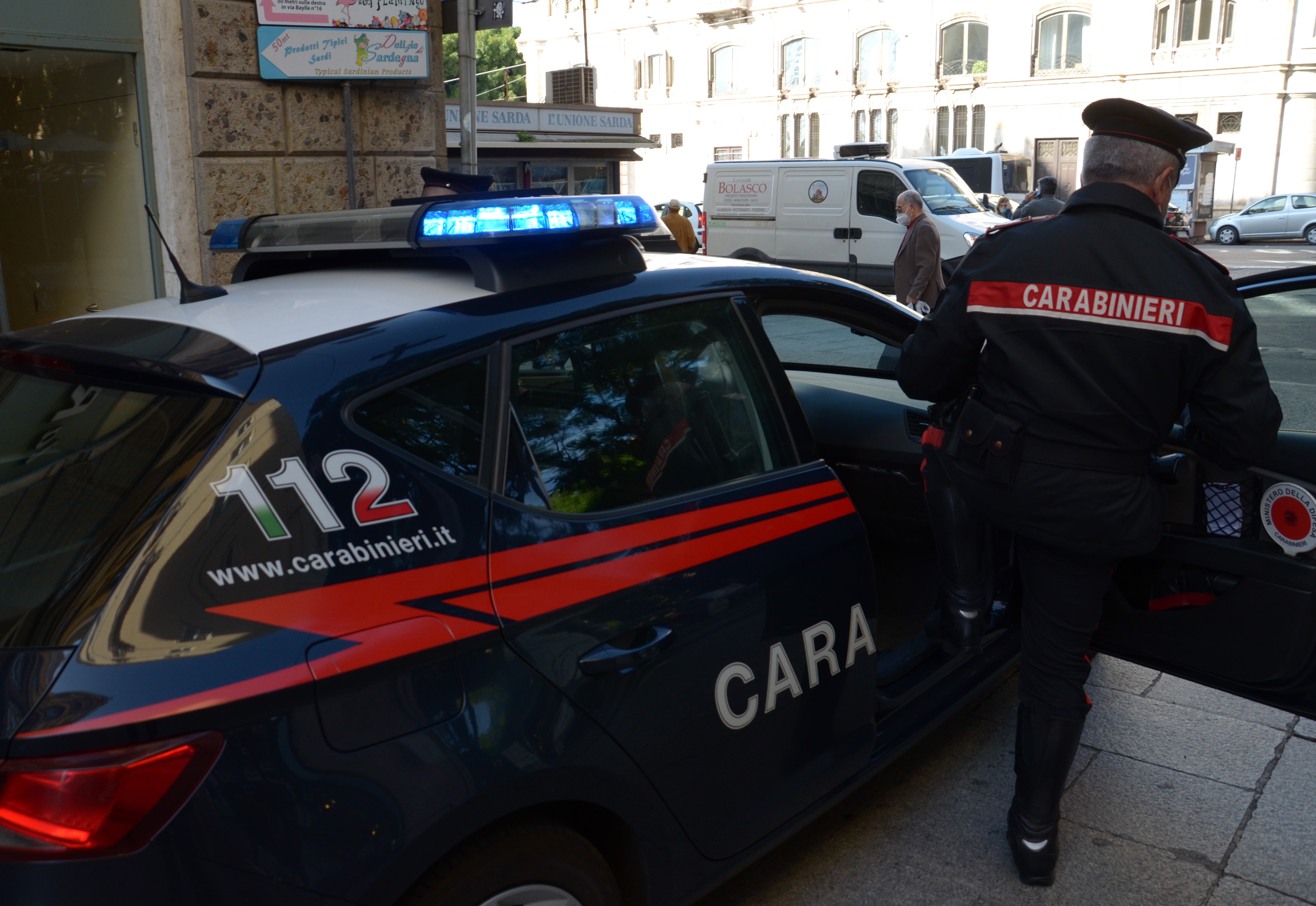 Lite animata in casa di una 76enne a Cagliari: la badante ubriaca minaccia i carabinieri