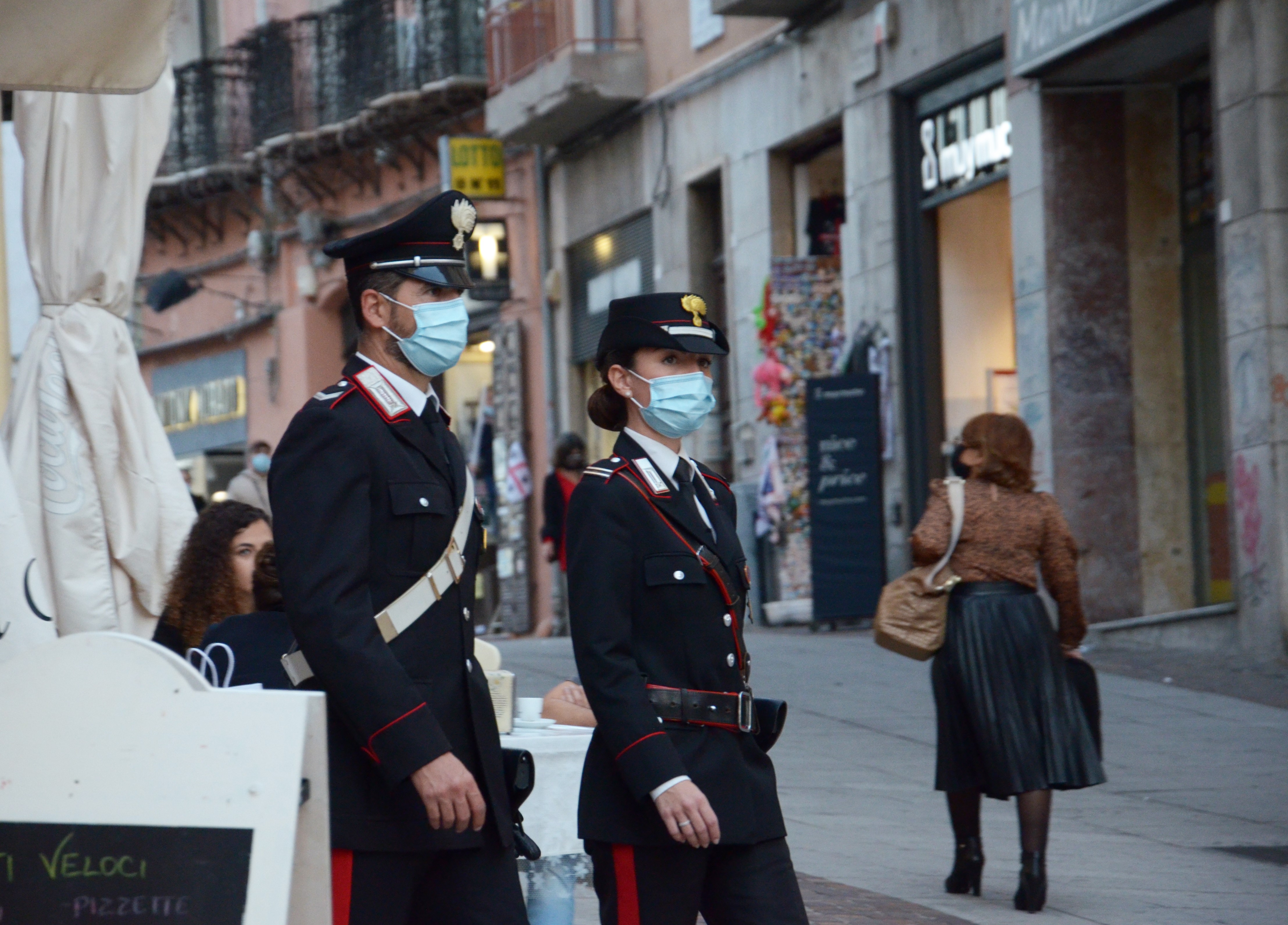 Cagliari, furto di cosmetici da “OVS” in via Dante: fermate due ragazzine di 15 e 14 anni