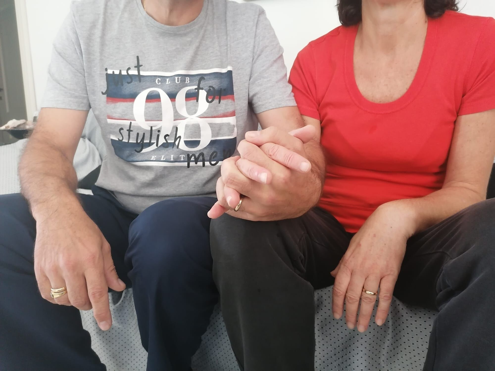 Cagliari, famiglia tenuta sotto scacco dal Covid: “Prigionieri in casa e costretti a pagarci i tamponi”
