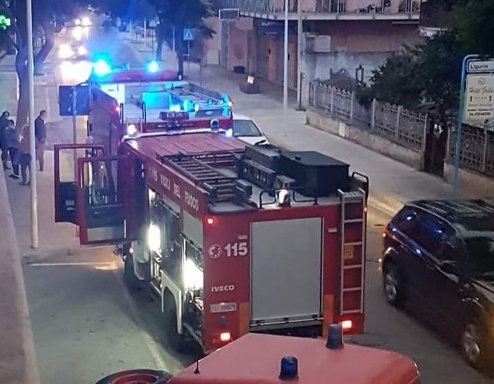Paura ad Assemini per il fumo che esce da un negozio: ma è solo un sensore in tilt