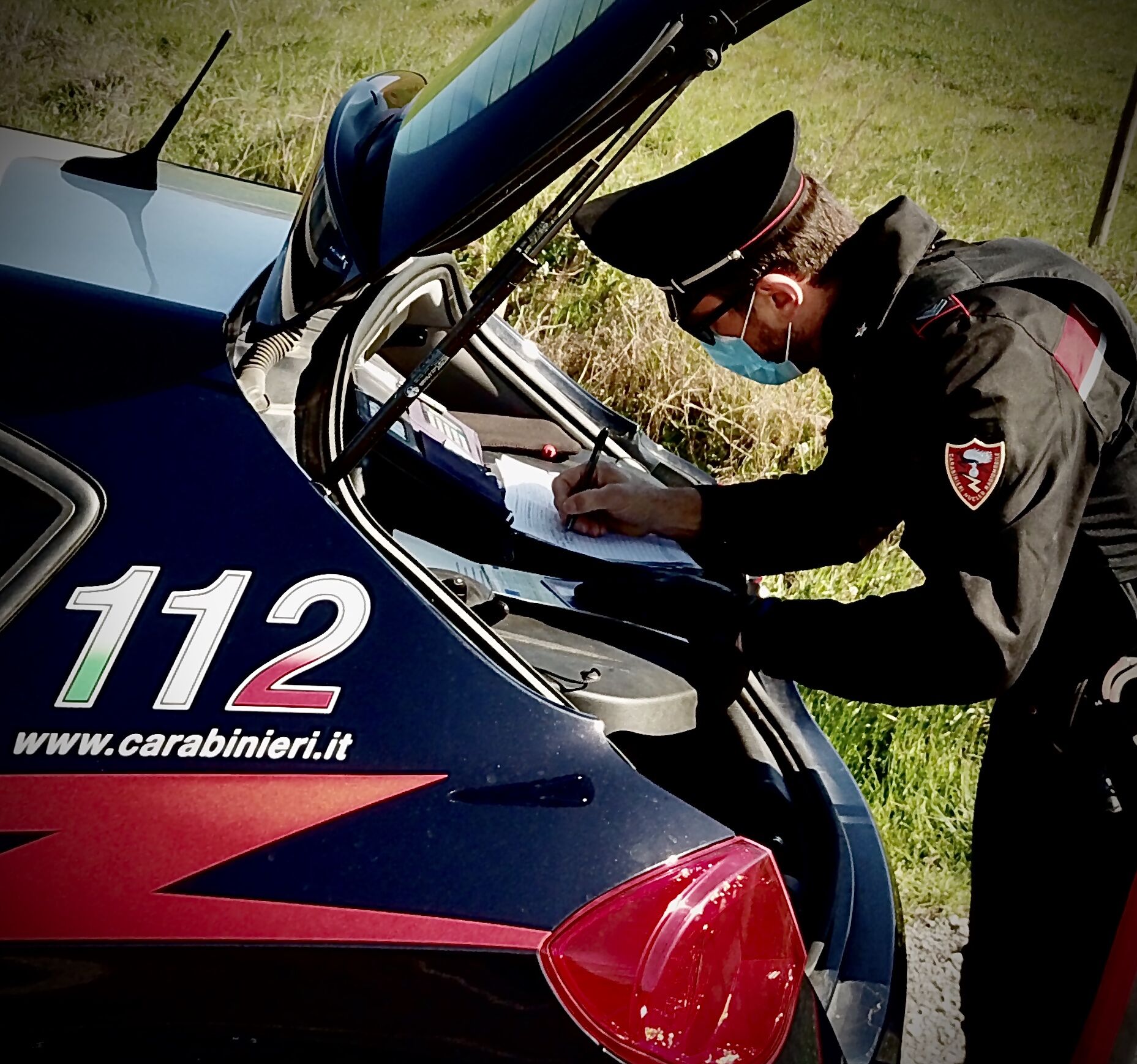 In auto con 10 chili di marijuana, non si ferma all’alt dei militari: rocambolesco inseguimento sulla 131