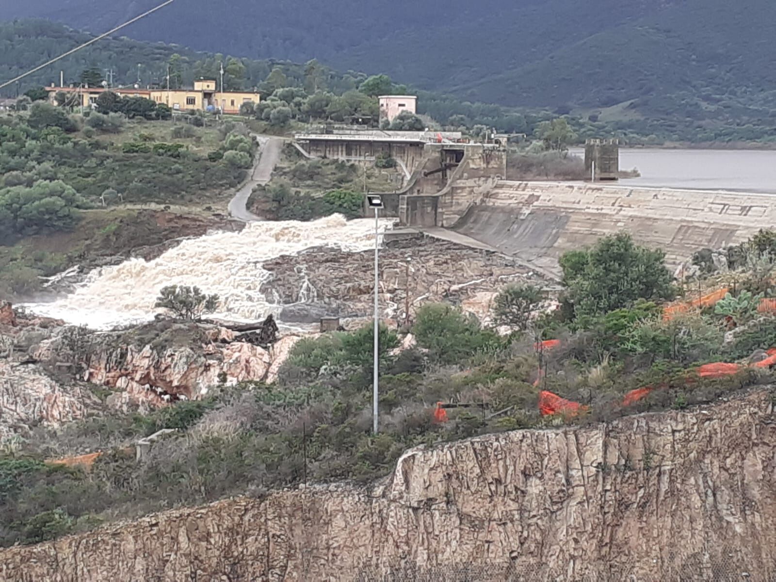 Torpè, tracima la diga Maccheronis: evacuate le abitazioni dei centri vicini