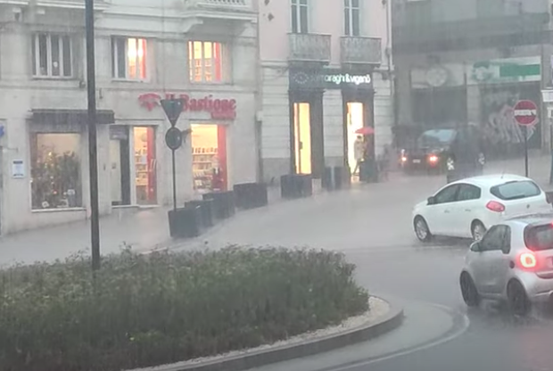 Cagliari sotto un maxi nubifragio, “concerto” di tuoni e vie invase dall’acqua dal centro al Bastione (VIDEO)