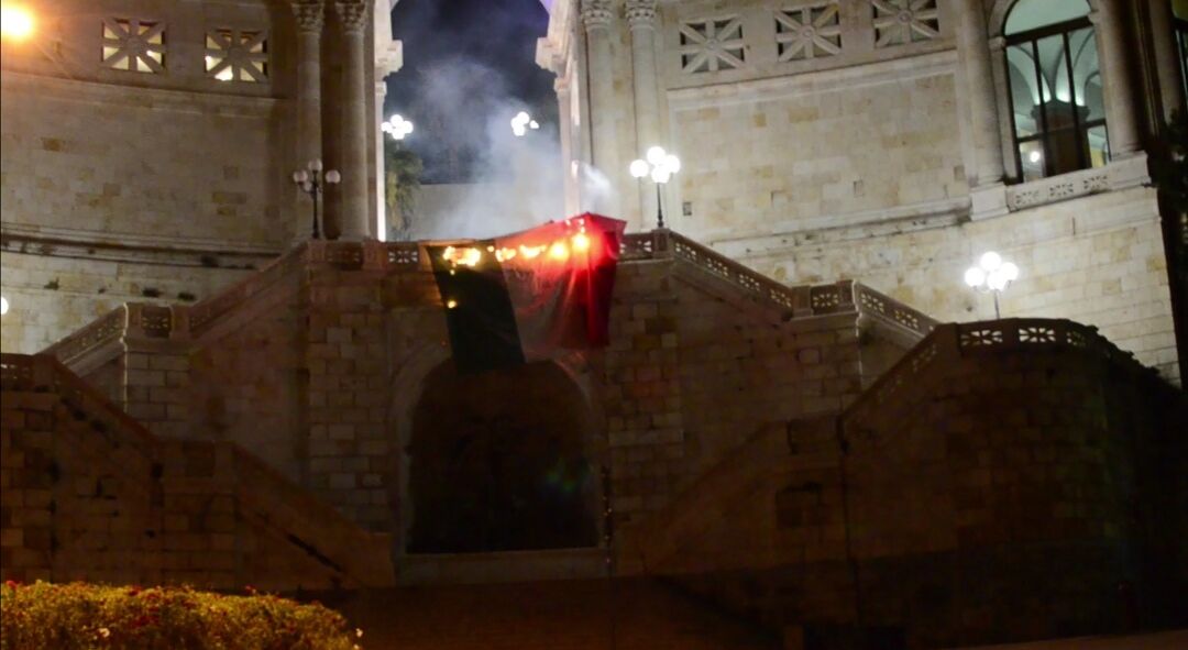 Cagliari, tricolore bruciato al Bastione: “Abbiamo violato il coprifuoco, sardi ribellatevi”