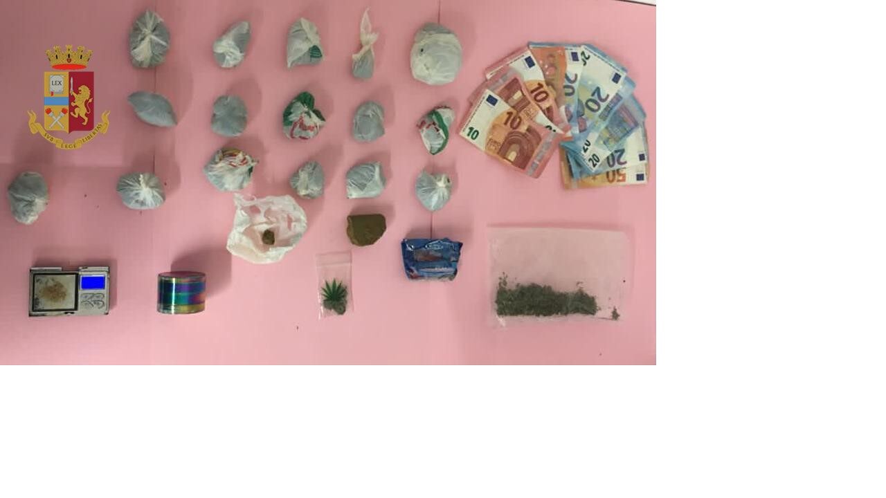 Cagliari, alla vista della Polizia lanciano una bustina con eroina e cocaina: arrestati