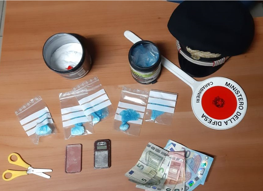 Cagliari, scatta la perquisizione in casa e consegna spontaneamente la cocaina: 35enne in manette