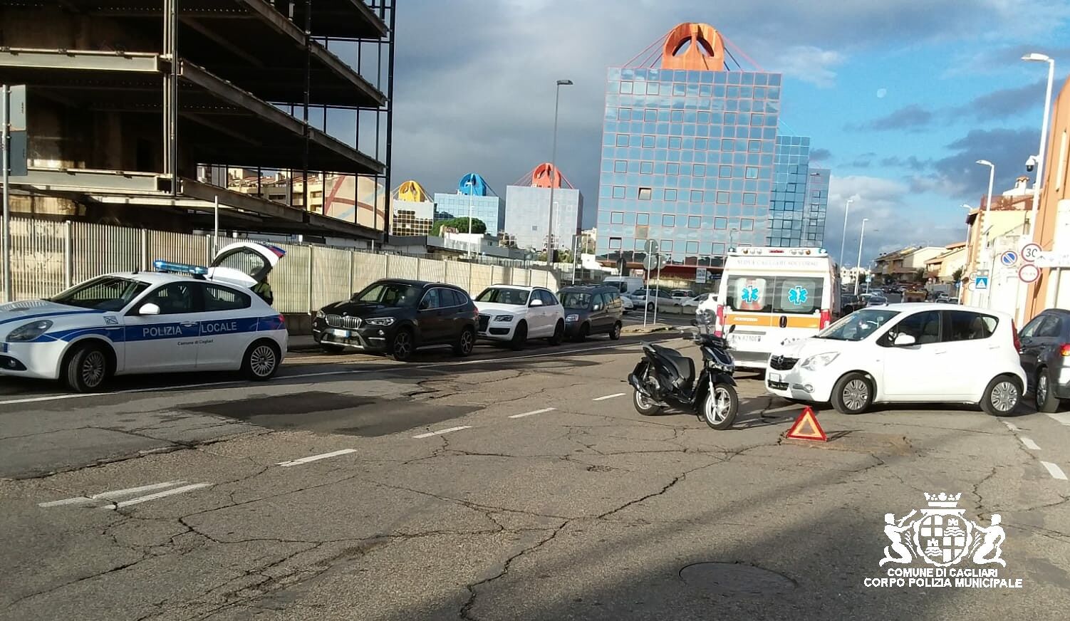 Auto contro scooter in via Tamburino Sardo: ferito un cagliaritano di 22 anni