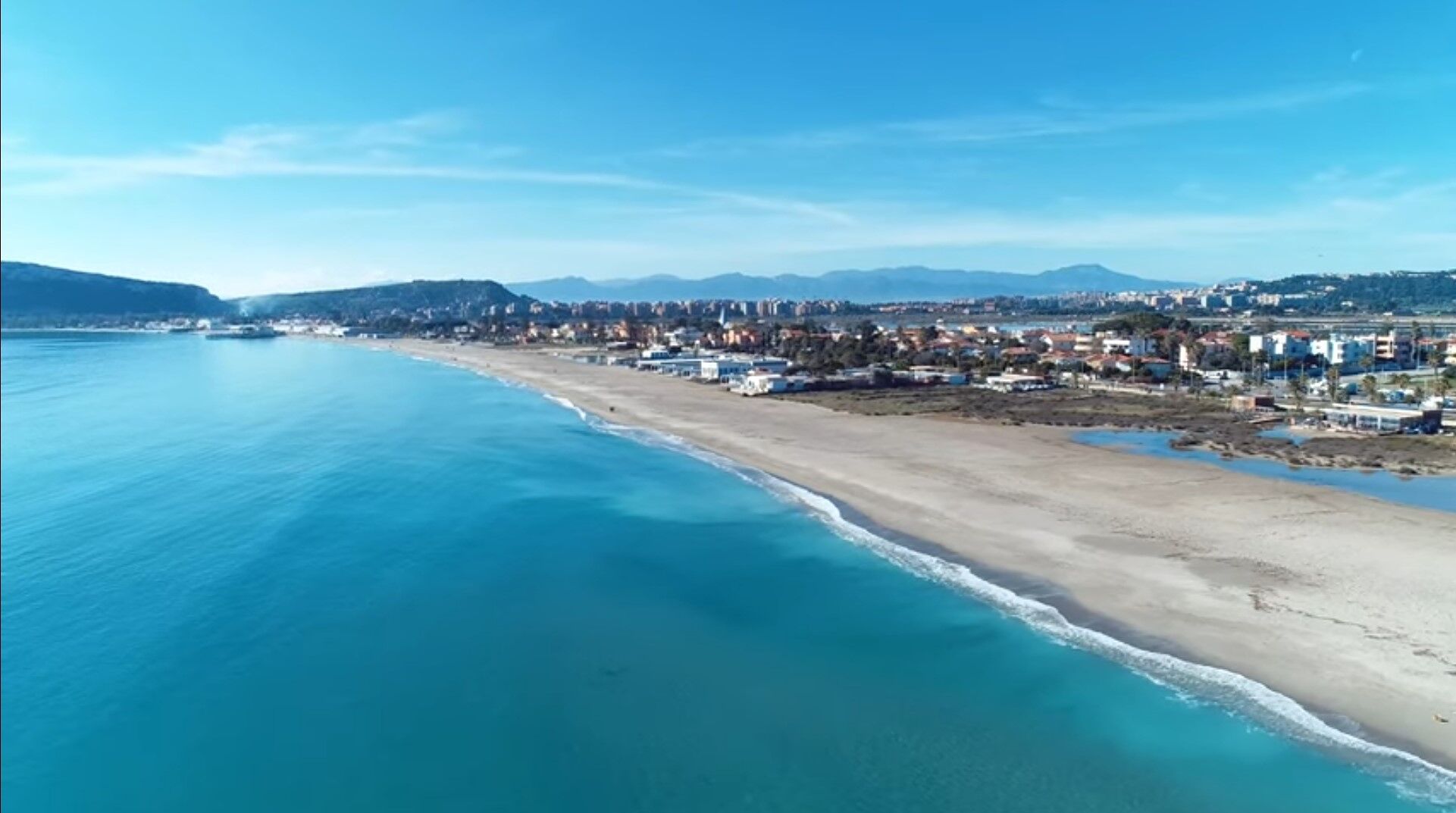 Mare, il windsurf di Battisti come colonna sonora. Lo sport aiuta a scoprire le spiagge più belle   