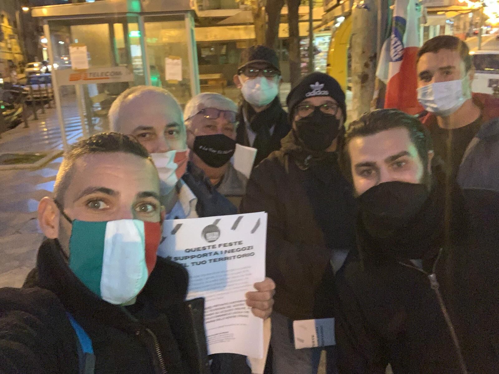 Cagliari, sit in contro “gli acquisti online: per Natale comprate nei negozi”