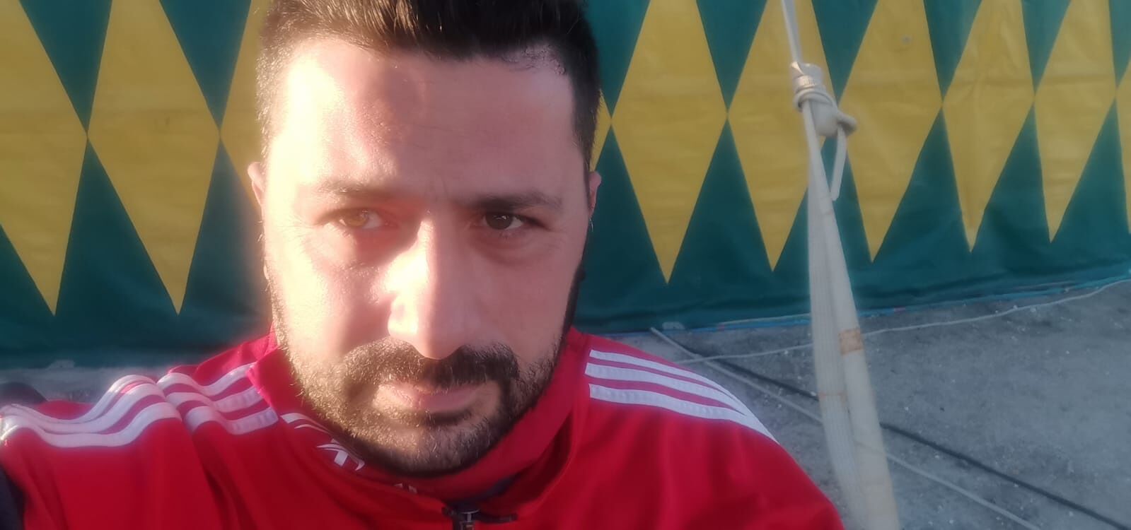 Un amaro Natale per i circensi sardi: clown, acrobati e giocolieri con le braccia incrociate