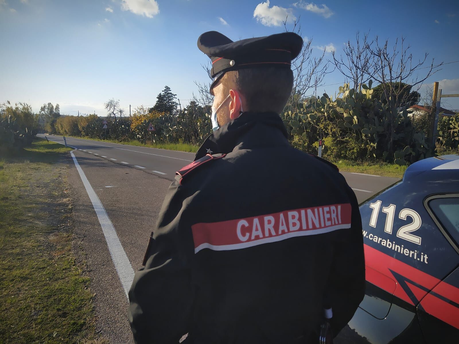 Cagliari, paga l’affitto con un bonifico invece che in contanti: il proprietario lo minaccia con una pistola